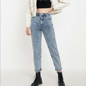 BDG Acid wash mom jeans sz 28